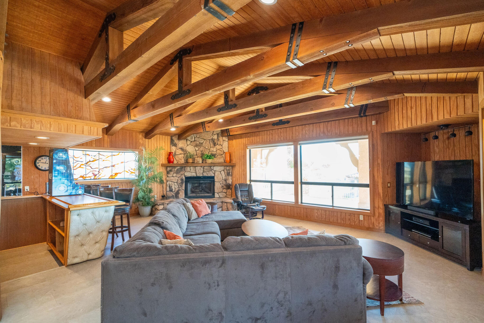 Lakeview Lodge Spacious Living Room with Fireplace and Lake Views Lakeview Lodge Spacious Living Room with Fireplace and Lake Views